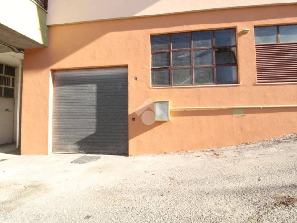 MAGAZZINO ATTUALMENTE SHOW ROOM DI MOBILI