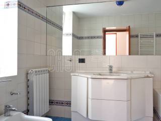 Bagno finestrato con vasca