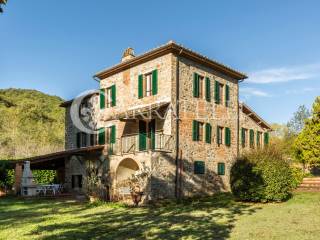 Casali rustici con piscina e vigneto nel Chianti