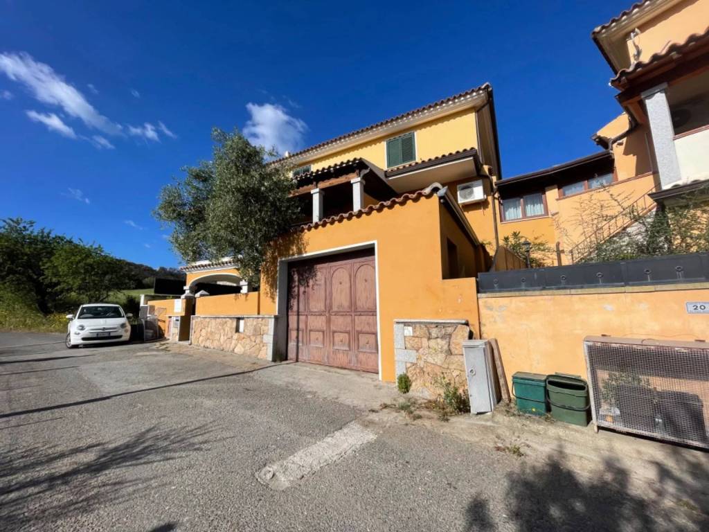 Villa bifamiliare 350 m², centro, torpè