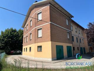 Doppio ingresso per magazzino al piano terra