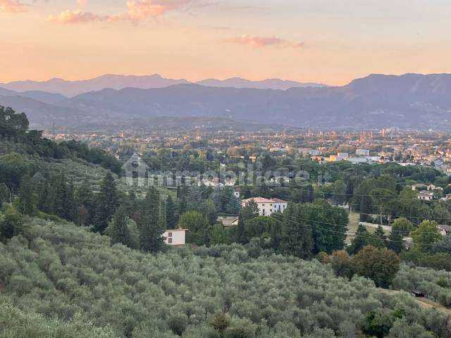 rustico con piscina e vista colline di lucca vende