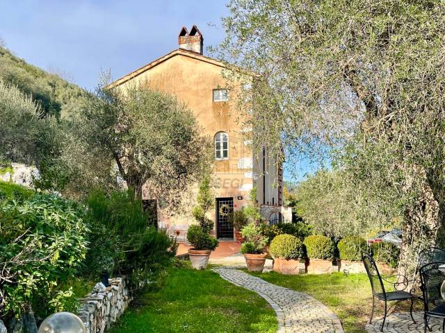 rustico con piscina e vista colline di lucca vende