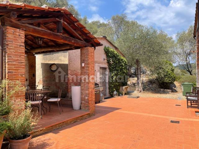 rustico con piscina e vista colline di lucca vende