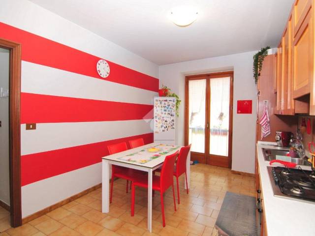 cucina abitabile con accesso al balcone e, balconcino alla francese