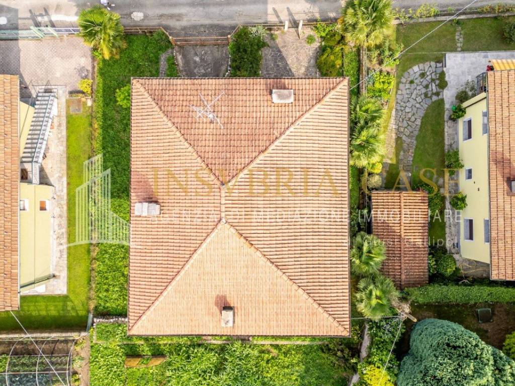 Vendita Villa unifamiliare Porto Valtravaglia. Da ristrutturare, posto  auto, con balcone, 329 m², rif. 113140285