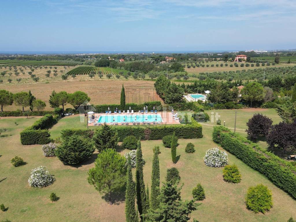 vendesi proprieta con parco e piscina cecina livor