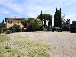 vendesi proprieta con parco e piscina cecina livor