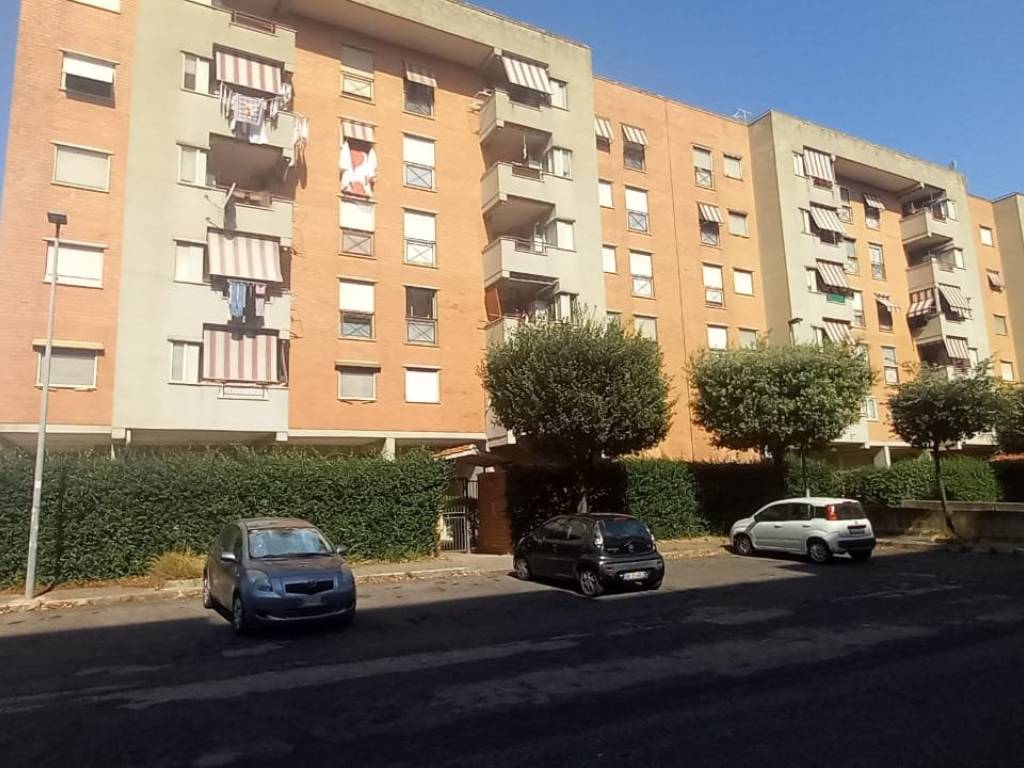 Locale commerciale via lussemburgo 14, inghilterra - zona 167, aprilia