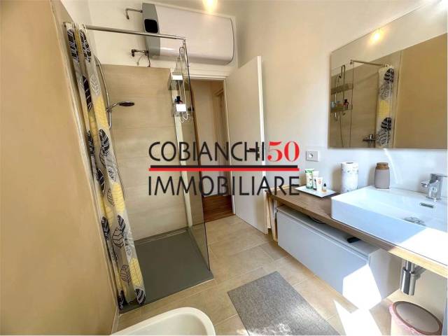 Bagno finestrato con doccia