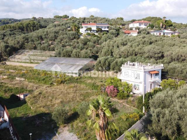 Villa bifamiliare e giardino