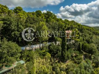 Villa panoramica con terreno e vista mare a Livorn