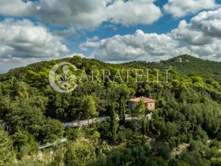 Villa panoramica con terreno e vista mare a Livorn