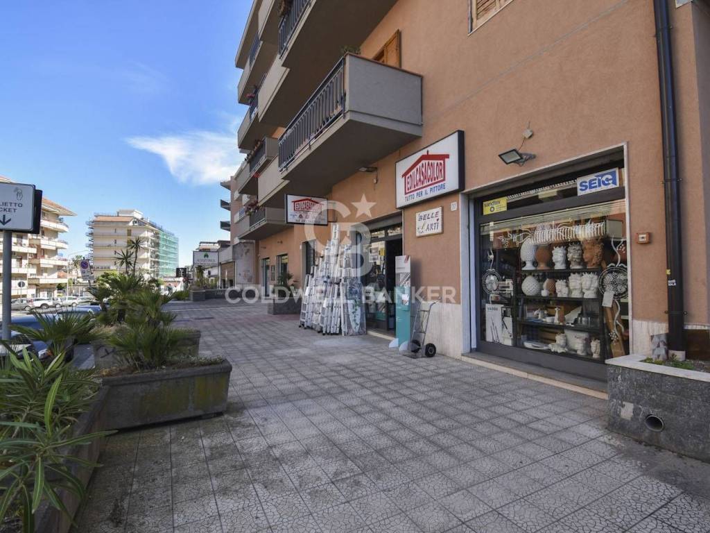 Negozio - locale commerciale via verga 75, san cosmo, corso italia, piazza dante, acireale