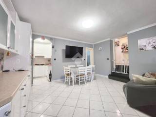 soggiorno living con cucinino ed accesso al balcone di ingresso