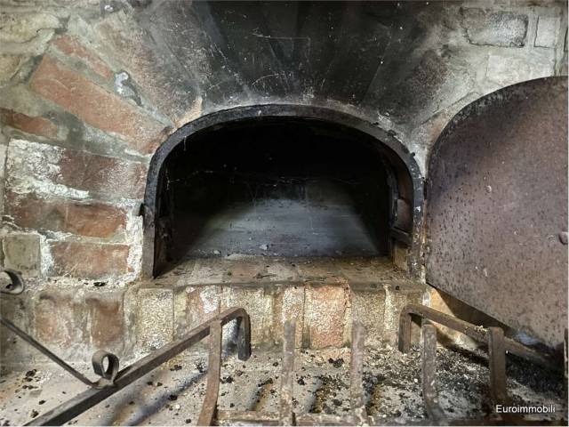 forno dentro il camino