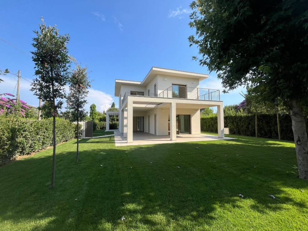 Villa unifamiliare via fratelli rosselli 12a, vittoria apuana, forte dei marmi