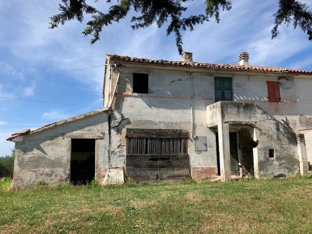 Rustico, da ristrutturare, 160 m², trecastelli