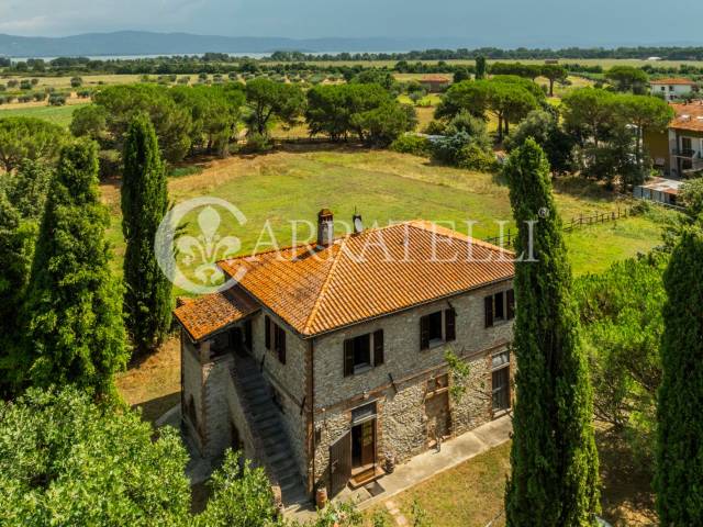 Castiglione del lago casale umbro con giardino