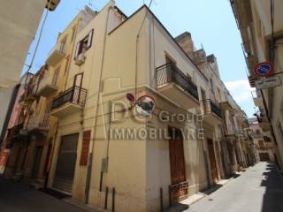 Ampia e luminosa palazzina indipendente ad un passo dal centro storico - 1