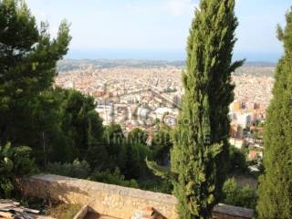 Maestosa villa immersa nel verde con vista panoramica  - 1
