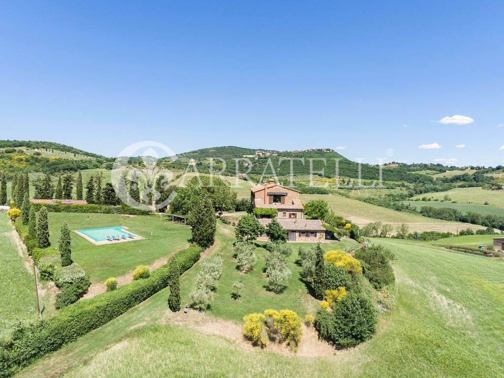 Azienda Agricola con bellissimo casale con vista s