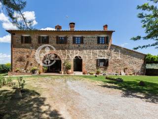 Azienda Agricola con bellissimo casale con vista s