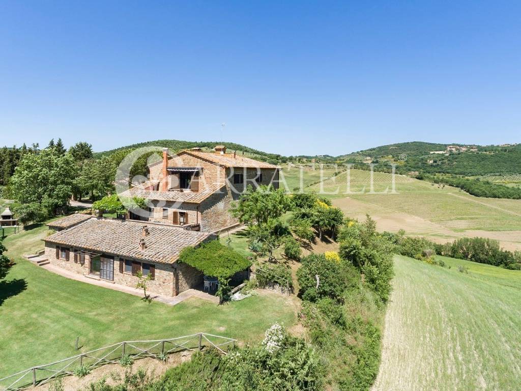 Azienda Agricola con bellissimo casale con vista s