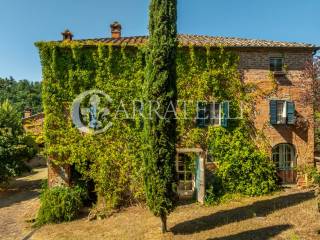 Casale con dependance e terreno a Sinalunga