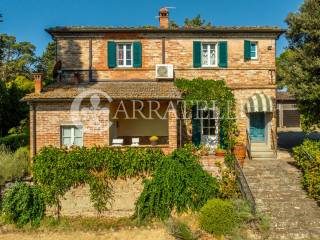 Casale con annessi e parco a Foiano della Chiana