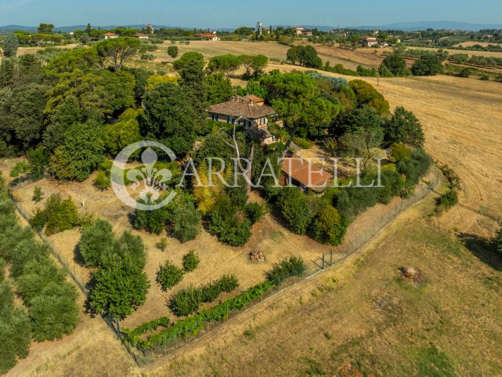 Casale con annessi e parco a Foiano della Chiana