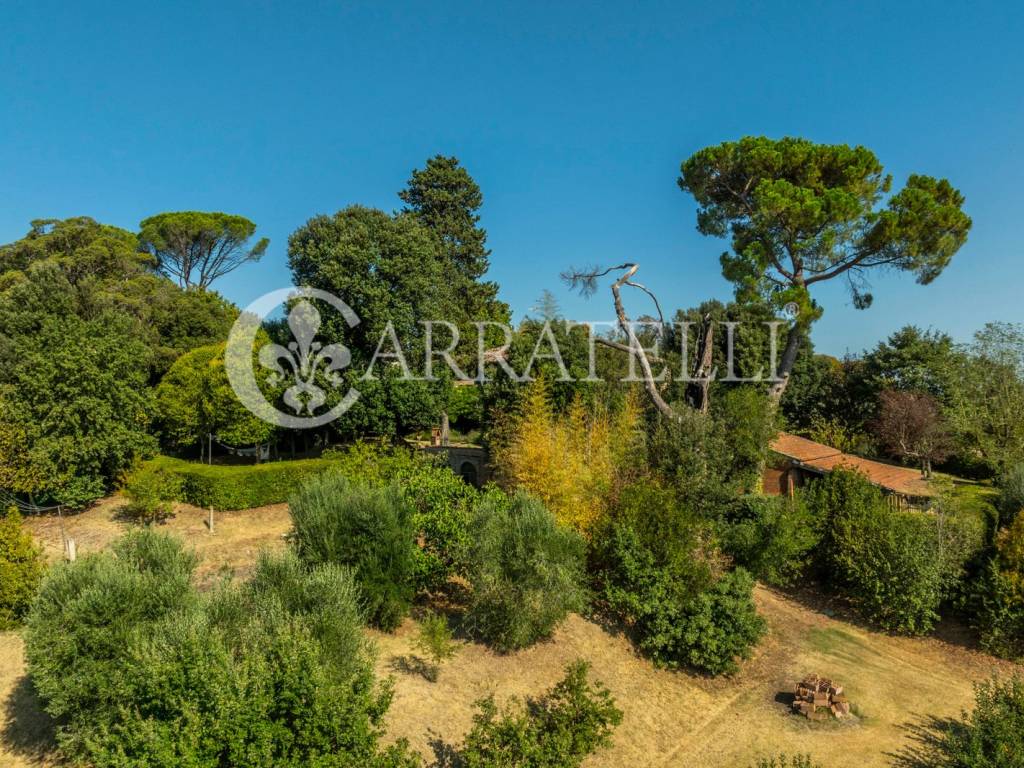 Casale con annessi e parco a Foiano della Chiana