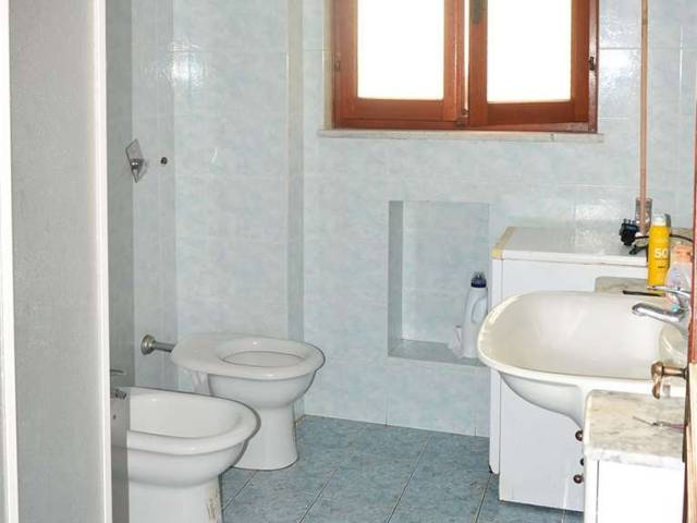 Bagno con finestra e doccia