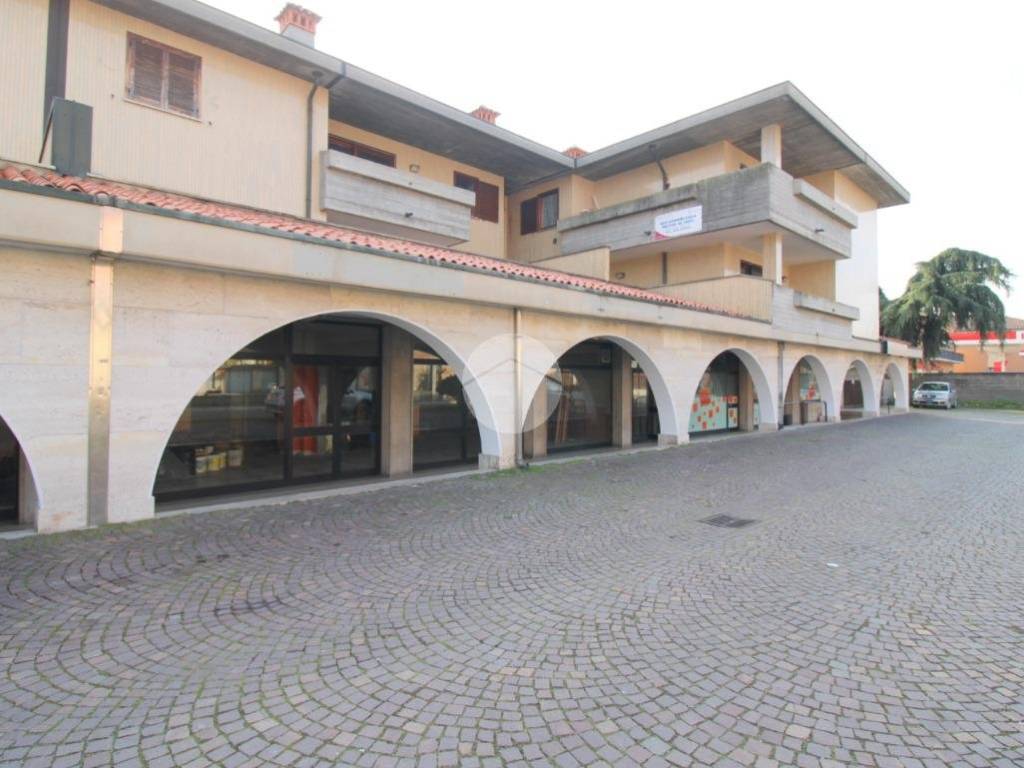 Locale commerciale via beniamino cavalli, centro, castrezzato