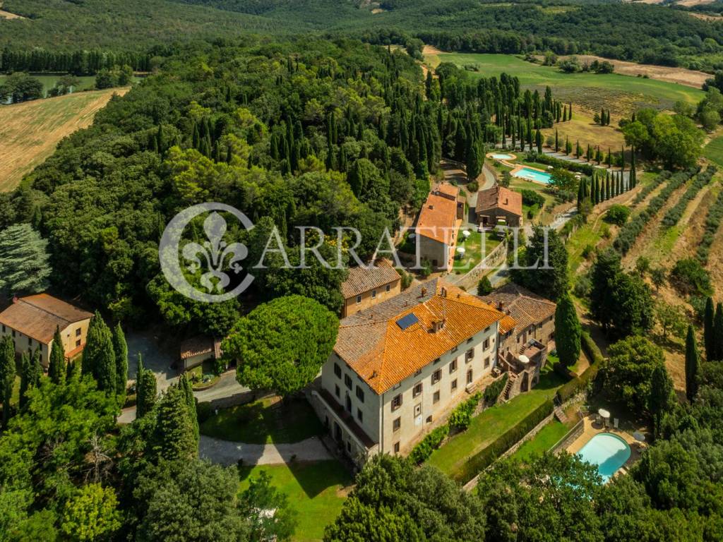 Tenuta con villa seicentesca e borgo nel Chianti