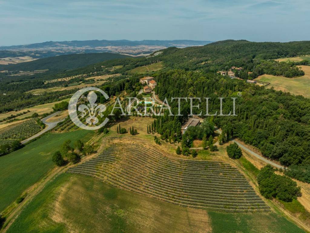 Tenuta con villa seicentesca e borgo nel Chianti