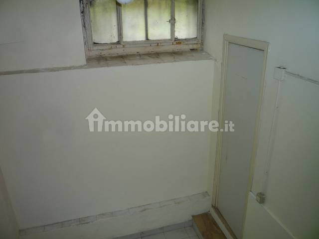 locale lavanderia con bagno