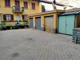 BOX AUTO NEL CORTILE