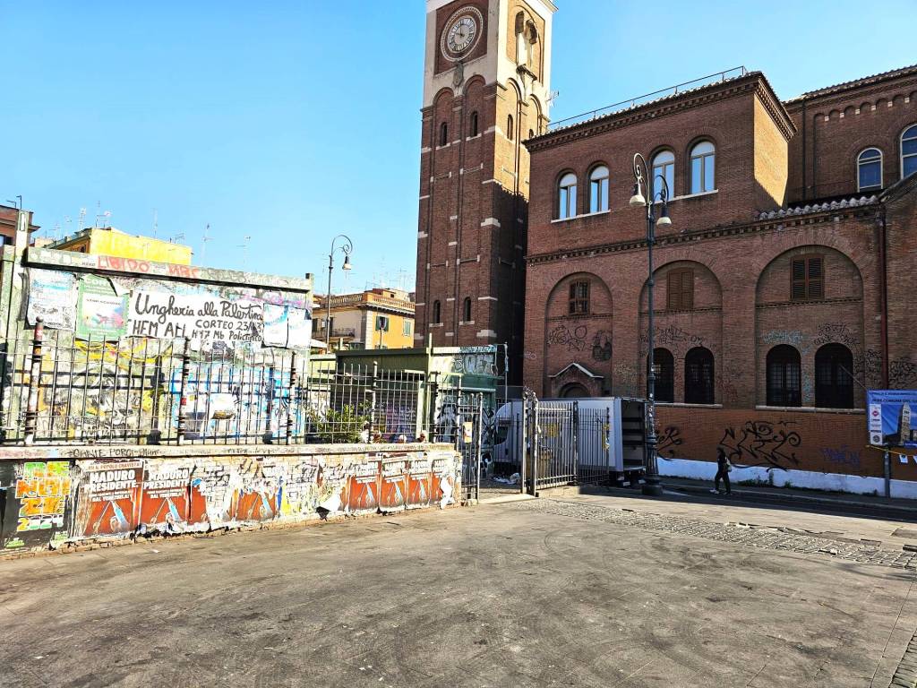 Banco mercato largo degli osci, san lorenzo, roma