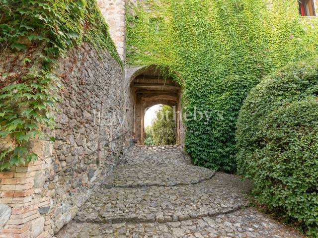 archway bewteen twoerhouse and mainhouse