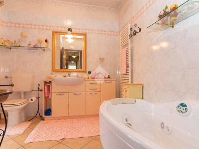 Bagno con vasca idromassaggio