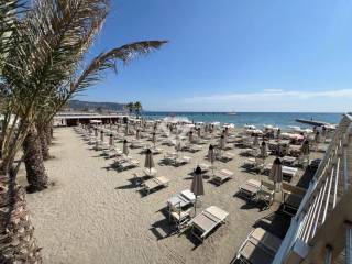 spiaggia antistante