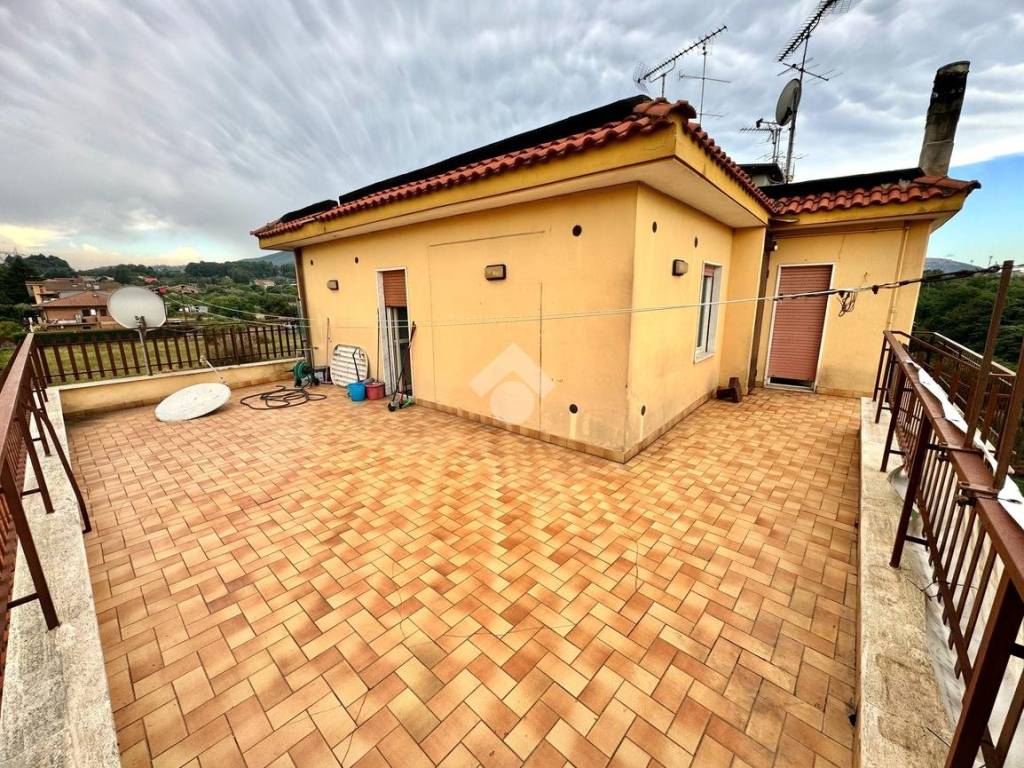 Vendita Appartamento San Cesareo. Trilocale in via Monte di Casa 8. Buono  stato, terzo piano, con terrazza, riscaldamento autonomo, rif. 114324003