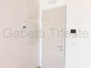 3-GABETTI-TRIESTE-VENDITA-APPARTAMENTO-PRIMO INGRESSO-BALCONE VIVIBILE-LUMINOSO-VISTA MARE-PORTA BLINDATA.JPG