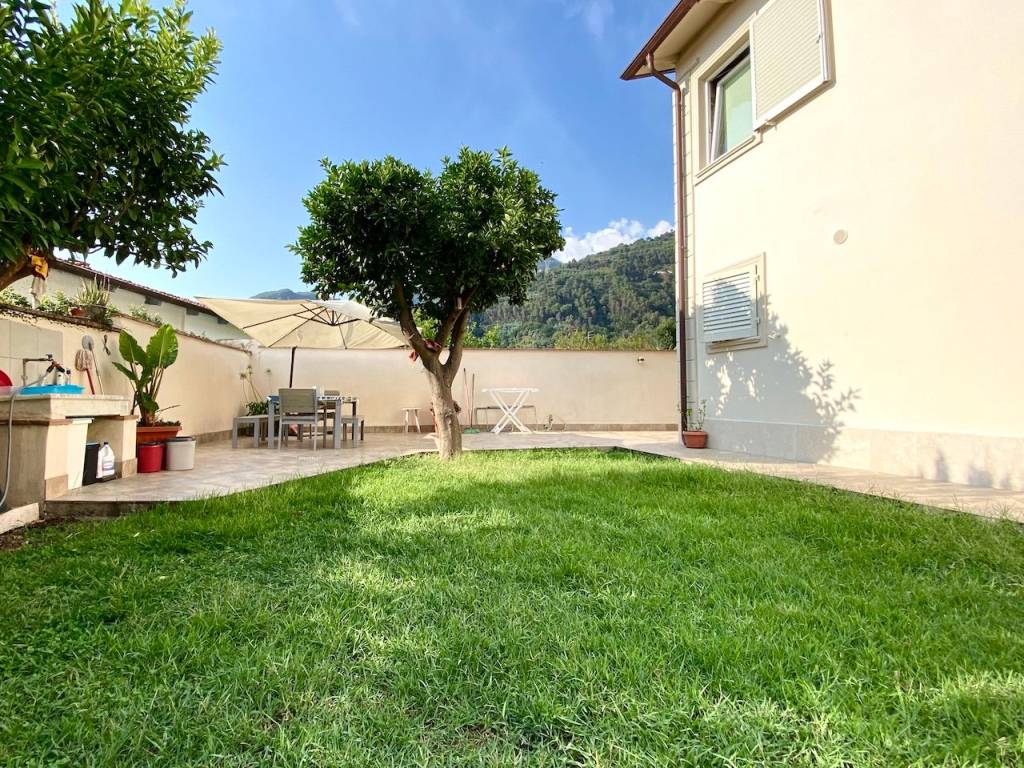 Vendita Appartamento in via dei Colli 35. Massa. Ottimo stato, su più livelli, con balcone, riscaldamento autonomo, rif. 114413087  #finsubito richiedi mutuo fino 100%