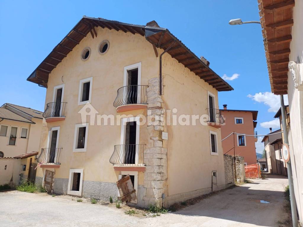 Vendita Terratetto unifamiliare in via del Palazzo L’Aquila. Da ristrutturare, con terrazza, 215 m², rif. 114442015  #finsubito richiedi mutuo fino 100%