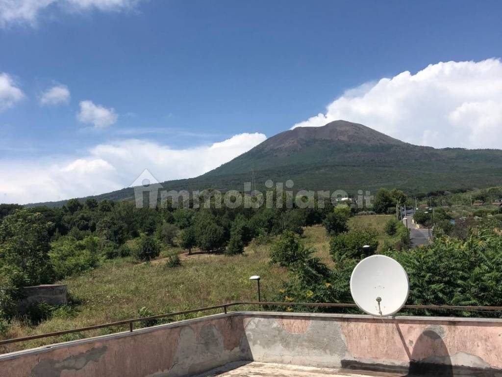 Vendita Villa bifamiliare in via Viuli Trecase. Buono stato, posto auto ...