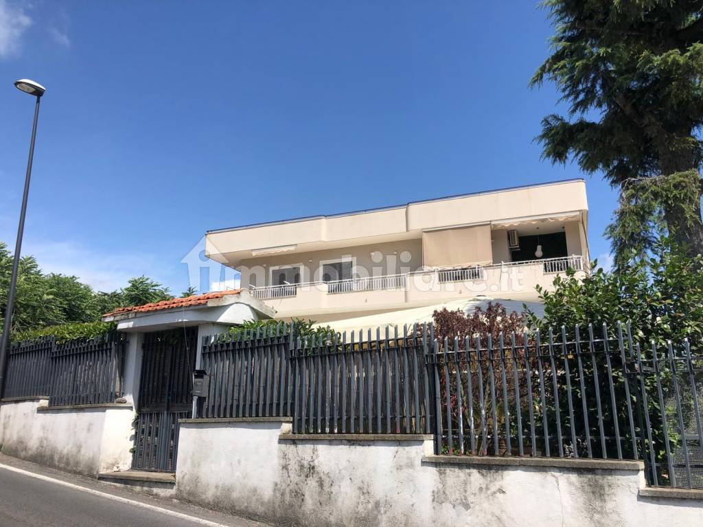 Vendita Villa bifamiliare in via Viuli Trecase. Buono stato, posto auto ...