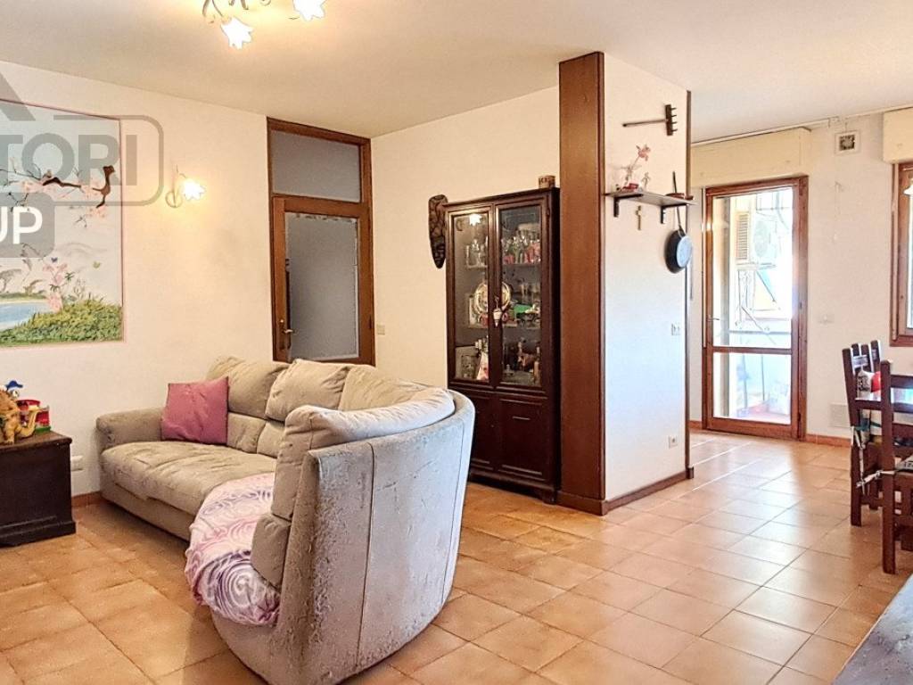 Vendita Appartamento in viale Corsica 305. Lucca. Buono stato, su più livelli, posto auto, con terrazza, riscaldamento autonomo, rif. 114482211  #finsubito richiedi mutuo fino 100%