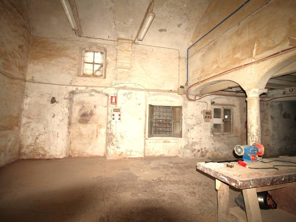 Locale commerciale passo a via di francia 3, sampierdarena, genova